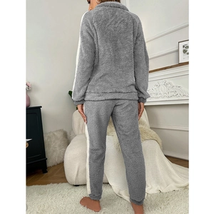 Pyjama en peluche gris épais pour femme avec rayures blanches et col à fermeture éclair