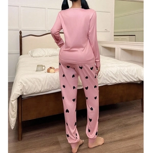 Ensemble de pyjama rose pour femme avec haut à manches longues et pantalon à cœurs