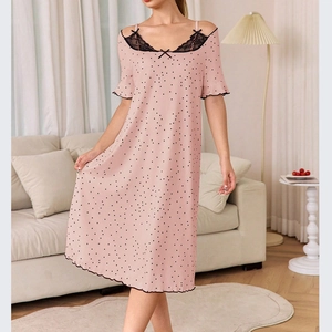 Détail de la nuisette rose à pois avec dentelle montrant le col en V et le petit nœud