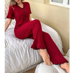Detalle de ropa cómoda de punto rojo acanalado con lazos negros y manga corta