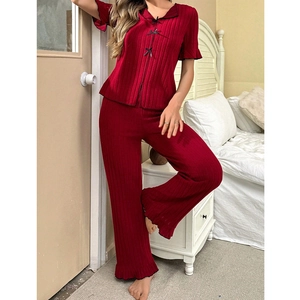 Pijama de mujer a rayas rojas de manga corta con lazos negros y bordes rizados