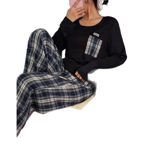 Pyjama femme avec haut noir à manches longues et pantalon à carreaux bleus chic