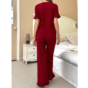 Conjunto de pijama burdeos para mujer con top de manga corta y pantalón con volantes