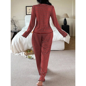 Pyjama deux pièces pour femme à rayures rouges et blanches avec haut à volants doux