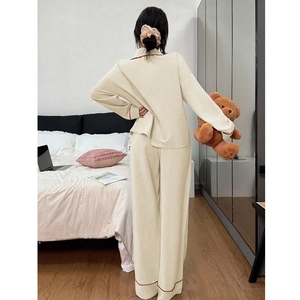 Pyjama femme gaufré blanc crème avec liseré rouge comprenant haut manches longues et pantalon