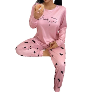 Pyjama deux pièces rose pour femmes avec imprimé cœurs et haut à manches longues