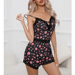 Set pigiama due pezzi da donna con canotta a fiori in pizzo e pantaloncini neri