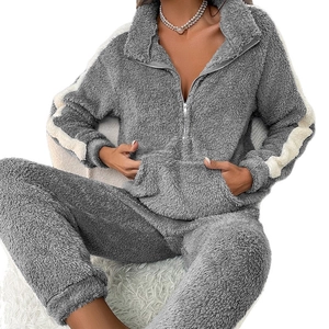 Ensemble pyjama en polaire chaude pour femme avec quart de zip et rayures blanches