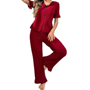 Conjunto de pijama de canalé rojo oscuro con manga corta, lazos y volantes