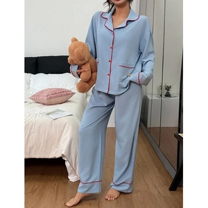 Pyjama bleu clair avec passepoil rouge et texture gaufrée confortable sur le tissu
