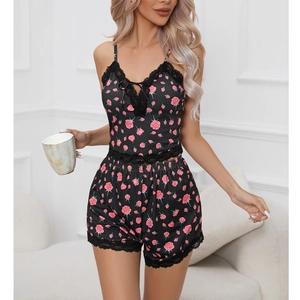 Dettaglio del set pigiama a fiori con bordo in pizzo nero e piccolo fiocco decorativo
