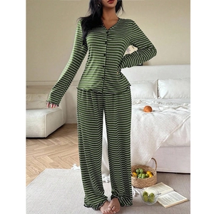 Détail des bords à volants et du tissu rayé doux de l'ensemble de pyjama avec col en V