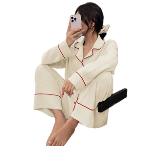 Ensemble pyjama crème avec liseré rouge, texture gaufrée et manches longues élégantes