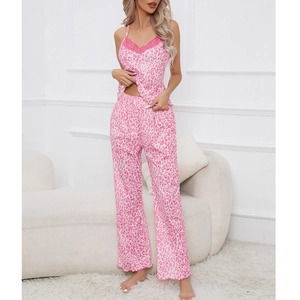 Detailansicht des rosa Loungewear-Sets mit Leopardenmuster und feiner Spitze am V-Ausschnitt