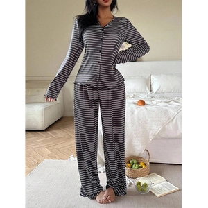 Détail de pyjama rayé gris avec haut boutonné à col en V et bords ondulés élégants