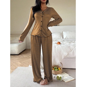Pyjama vintage à rayures avec haut boutonné à col en V et finitions à volants doux