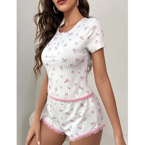 Detail des Blumen-Pyjama-Sets mit geripptem Stoff und rosa Spitzenbesatz an den Ärmeln