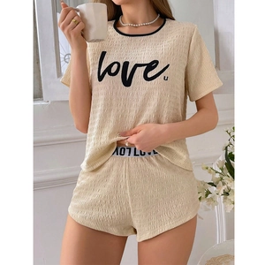 Ensemble pyjama beige plissé pour femme avec haut à manches courtes 'love u'