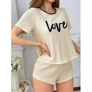 Pyjama femme avec T-shirt à manches courtes texturé et short avec imprimé love