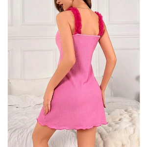 Robe rose à bretelles avec bordures à volants et tissu gaufré texturé pour l'été