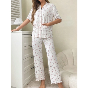 Ensemble de pyjama floral pour femme avec haut à manches courtes et pantalon assorti