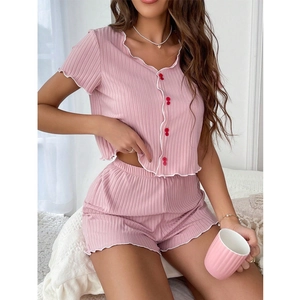 Pyjama rose côtelé pour femme avec bordure ondulée et boutons décoratifs doux