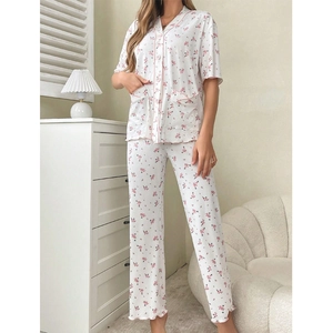 Détail d'ensemble pyjama floral avec passepoil rose, manches courtes et tissu côtelé