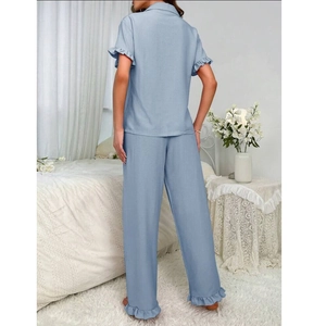 Detailansicht hellblauer Schlafanzug mit Rüschen an kurzen Ärmeln und Saum der langen Hose