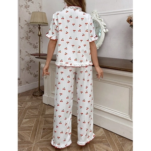 Damen Schlafanzug-Set mit süßem Kirschdruck und roten Rüschen an Oberteil und langer Hose