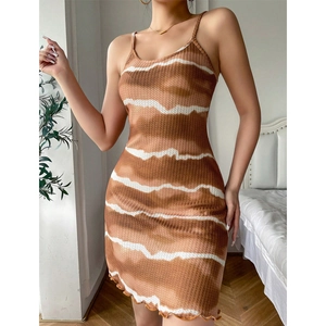 Detail der gerippten Stoffstruktur und des Wellensaums am figurbetonten Trägerkleid
