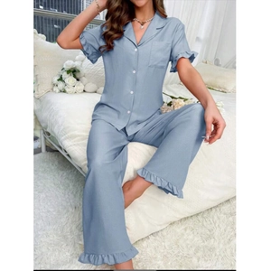 Detail des hellblauen Pyjama-Sets mit Spitzenbesatz und dezentem strukturiertem Stoff