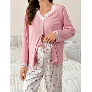 Detail von rosa geripptem Pyjama-Oberteil mit Spitze und geblümter Kordelzughose