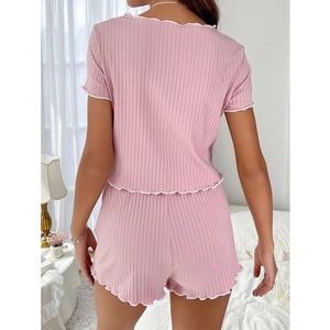 Pyjama rose côtelé pour femme avec bordure ondulée blanche vue de derrière
