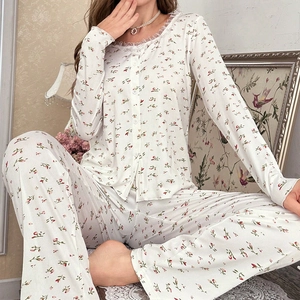Détail d'un pyjama à fleurs avec dentelle, tissu côtelé et motifs de fleurs rouges