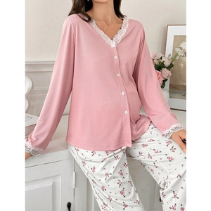 Rosa Rippstrick-Pyjama-Oberteil mit weißer Spitze und geblümter Hose im Detail