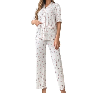 Ensemble de pyjama floral pour femme avec haut à manches courtes et pantalon assorti