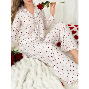 Set pigiama bianco con cuori rossi e bordi a volant per un look dolce in casa