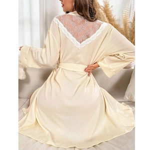 Peignoir beige côtelé pour femme avec élégant empiècement en dentelle blanche dans le dos