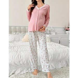 Umstandspyjama-Set mit Spitze, rosa Strickjacke und Blumenhose im Schlafzimmer-Stil