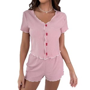 Pyjama court rose côtelé pour femme avec bords ondulés et boutons décoratifs