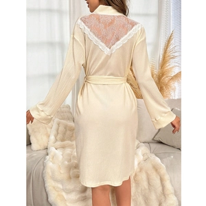 Peignoir élégant beige pour femme avec détail en dentelle au dos et ceinture à la taille
