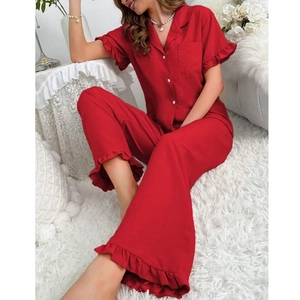 Detail des roten Kurzarm-Pyjama-Sets mit weißen Spitzenborten und Reverskragen