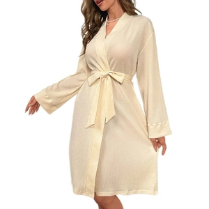 Peignoir élégant beige plissé à manches longues avec ceinture pour femme style décontracté