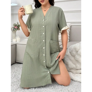 Nuisette femme col en V verte à manches courtes avec boutons blancs et volant