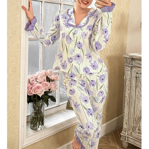 Détail d'un pyjama à fleurs tulipes avec volants violets au col en V et aux poignets