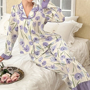 Pyjama femme à fleurs de tulipes avec manches longues et bords à volants en crème