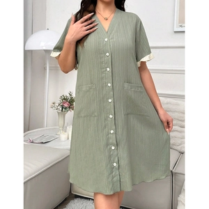 Robe de nuit femme col V vert sauge en lin avec boutons et manches volantées