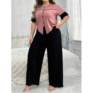 Détail du haut rose à manches courtes avec ourlet ondulé et pantalon de pyjama large
