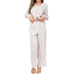 Set pigiama da donna bianco con stampa a cuori rossi, maniche lunghe e scollo a V