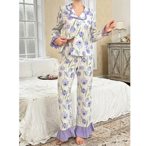 Détail du pyjama tulipe avec col et poignets à volants violets pour femme